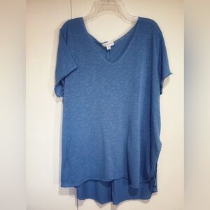 Nordstrom TREASURE & BOND plus size hi low v neck top! Beautiful blue!